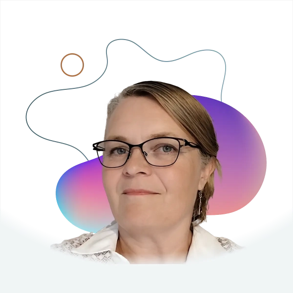 Une personne portant des lunettes et aux cheveux courts esquisse un sourire sur fond noir. Des formes et des lignes abstraites et colorées apportent une touche moderne et artistique.